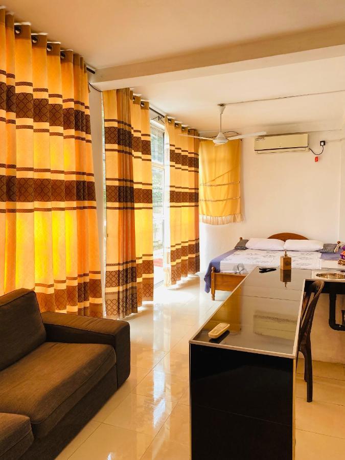 Hotel Air Vision 98 à Katunayaka Extérieur photo